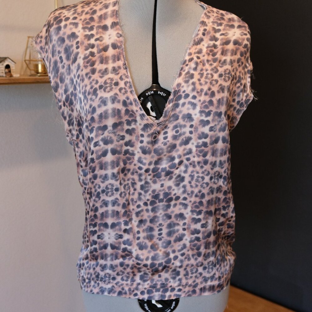 Cali by Cali Dreaming Silk V Neck leopard print Blouse Size Small